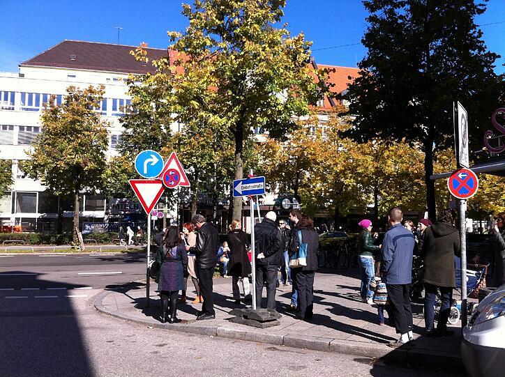 ... nach rechts abbiegen. Denn dort, am Eiscafé, ist Einbahnstraße.