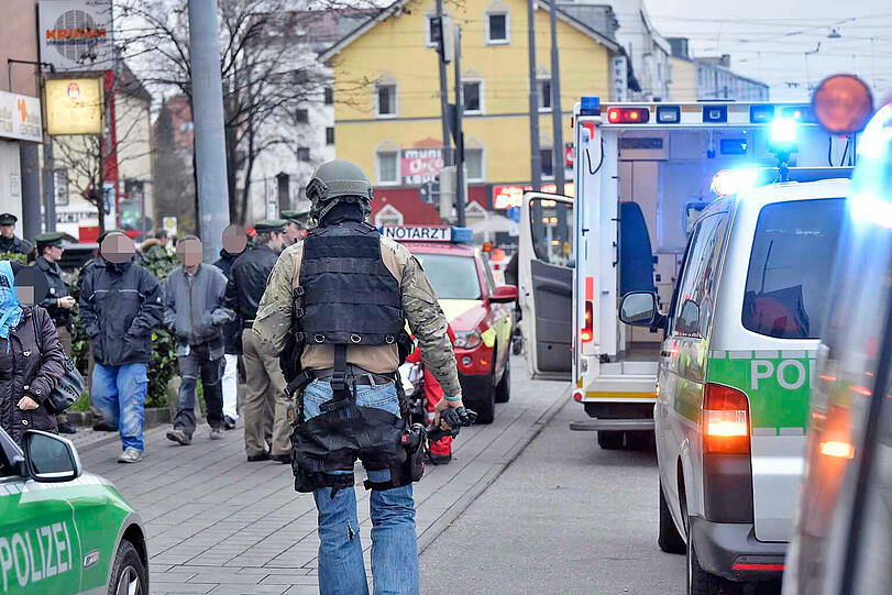 SEK-Einsatz in Pasing: Ein Mann soll in einem Hochhaus mit einem Messer hantiert haben. Die Beamten nahmen die Person fest.