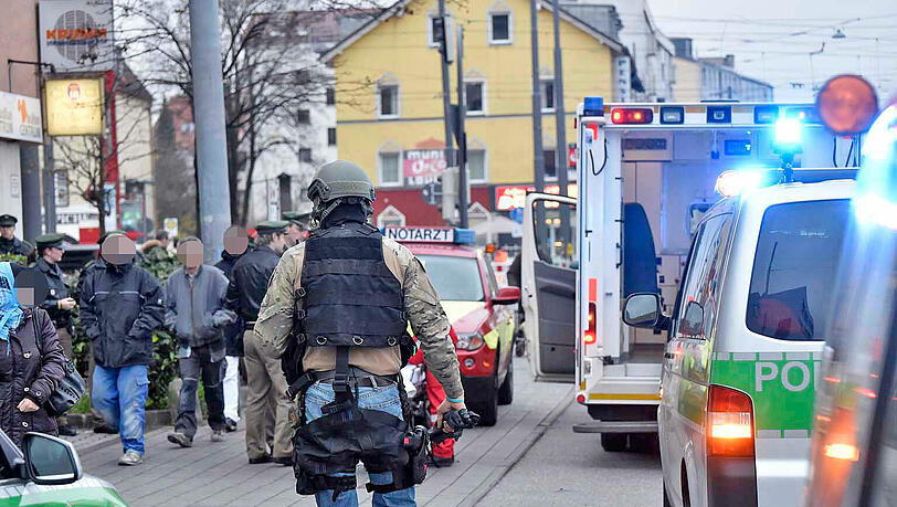 SEK-Einsatz in Pasing: Ein Mann soll in einem Hochhaus mit einem Messer hantiert haben. Die Beamten nahmen die Person fest. SEK-Einsatz in Pasing: Ein Mann soll in einem Hochhaus mit einem Messer hantiert haben. Die Beamten nahmen die Person fest.
