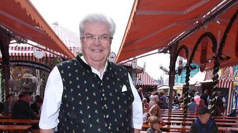 Schausteller-Sprecher Edmund Radlinger in seinem "Weißbiergarten" auf der Wiesn.