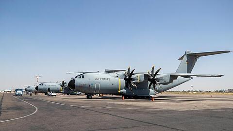 Deutsche Transportflugzeuge vom Typ Airbus A400M stehen auf dem Flughafen von Taschkent und warten auf den Abflug nach Kabul.