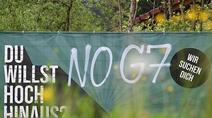 „No G7“ ist auf ein Werbeplakat einer Baufirma gesprüht.