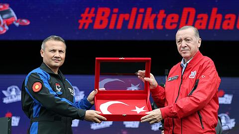 Der türkische Präsident Recep Tayyip Erdogan (r) und der Luftwaffenpilot Alper Gezeravci auf der Militärmesse Teknofest.