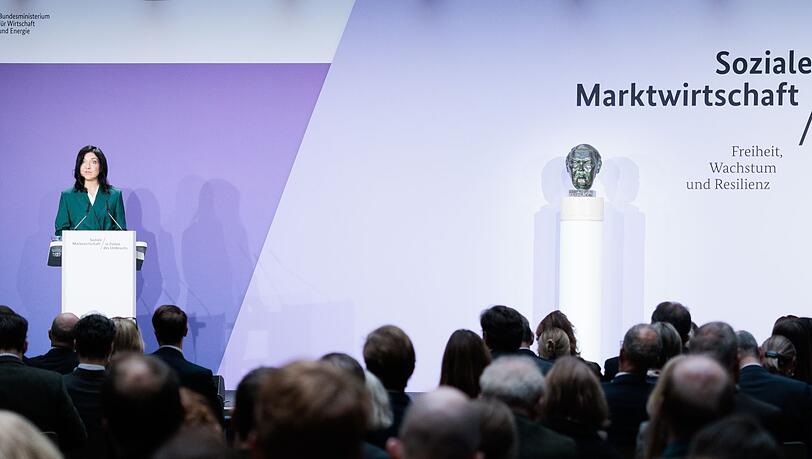 Die Büste Ludwig Erhards ist wieder da.