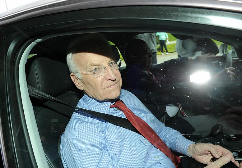Edmund Stoiber kam als letzter zur Sitzung des FC Bayern.