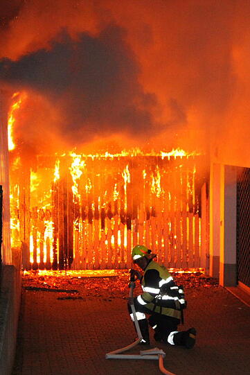 Das Auto völlig zerstört, die Garage in Vollbrand: In Waldkraiburg ist ein Carport abgebrannt. Die Bilder vom spektakulären Feuerwehreinsatz.