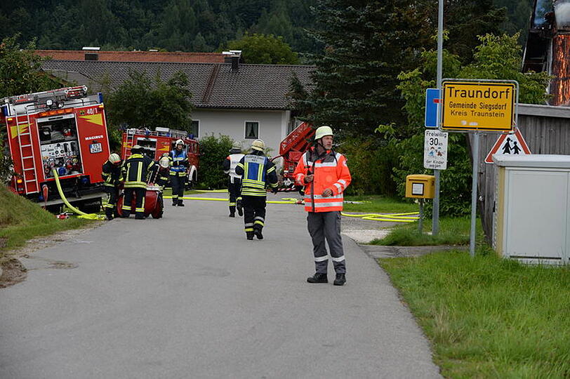 Bei Siegsdorf im Landkreis Traunstein steht am Sonntagmittag ein Bauernhof in Flammen.