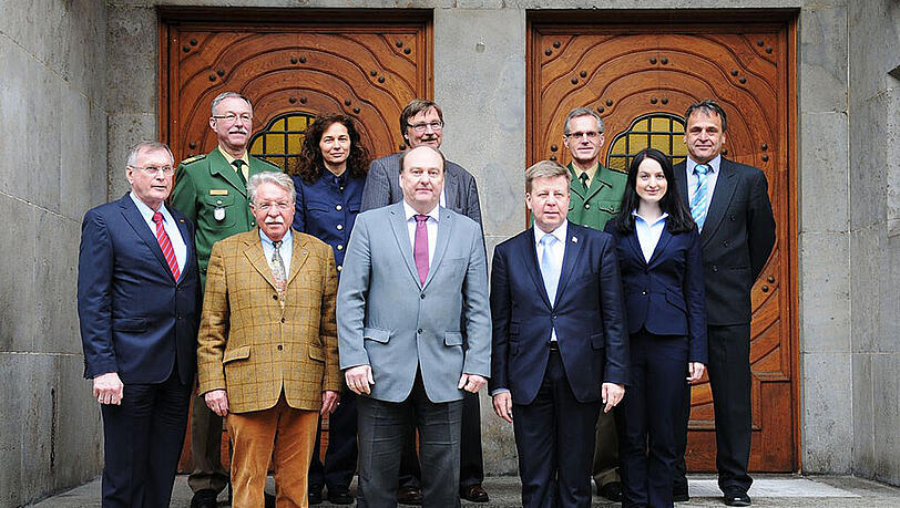 Der Münchner Polizeipräsident Hubertus Andrä (m.) mit Abgeordneten der CSU um Dr. Otmar Bernhard (3. v. l.) und weiteren Polizeibeamten. Der Münchner Polizeipräsident Hubertus Andrä (m.) mit Abgeordneten der CSU um Dr. Otmar Bernhard (3. v. l.) und weiteren Polizeibeamten.