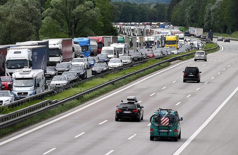 Staus auf der A8 wie hier am ersten Pfingstferien-Wochenende sind keine Seltenheit. Diesmal kam erschwerend die Hitze hinzu.