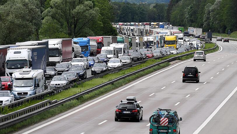 Staus auf der A8 wie hier am ersten Pfingstferien-Wochenende sind keine Seltenheit. Diesmal kam erschwerend die Hitze hinzu. Staus auf der A8 wie hier am ersten Pfingstferien-Wochenende sind keine Seltenheit. Diesmal kam erschwerend die Hitze hinzu.
