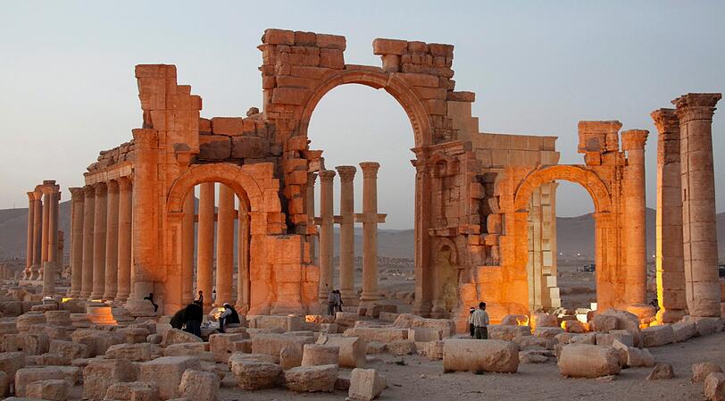 Den Triumphbogen in Palmyra, Syrien, hat der IS zerstört.