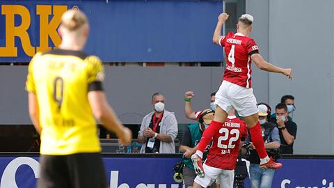 BVB-Stürmer Erling Haaland (l) musste den Freiburgern beim Jubeln zuschauen.