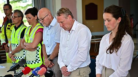 Bei der Pressekonferenz gibt es eine Schweigeminute f&uuml;r die Opfer des Ungl&uuml;cks.
