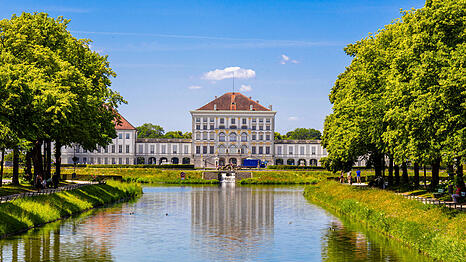 Schloss Nymphenburg vom Mittelkanal aus gesehen: Dahinter breitet sich der Schlosspark aus.