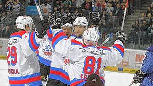 So jubelt ein Spitzenreiter: Nach ihrem 5:2-Sieg gegen die Hamburg Freezers stehen die Thomas Sabo Eistiger auf Rang eins in der DEL. So jubelt ein Spitzenreiter: Nach ihrem 5:2-Sieg gegen die Hamburg Freezers stehen die Thomas Sabo Eistiger auf Rang eins in der DEL.