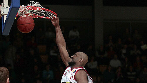 DARIUS HALL (FCB BASKETBALL) - WÜRFE UND WITZE: Leistungsträger und Stimmungskanone: "Hall the Wall" ist nicht nur auf dem Parkett unverzichtbar. DARIUS HALL (FCB BASKETBALL) - WÜRFE UND WITZE: Leistungsträger und Stimmungskanone: "Hall the Wall" ist nicht nur auf dem Parkett unverzichtbar.
