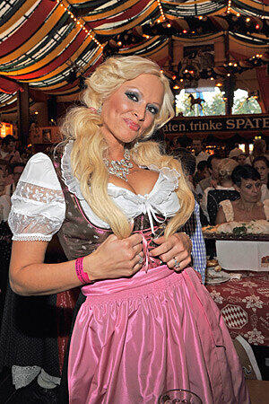Im Vorfeld des Oktoberfests gab es noch Streit mit Wiesn-Chefin Gabriele Weishäupl. Doch Reality-TV-Star, Sängerin und Teilzeit-Model Daniela Katzenberger ließ sich nicht beeindrucken und erschien trotzdem auf dem größten Volksfest der Welt.