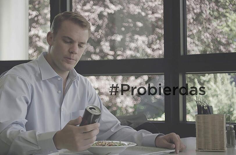 Manuel Neuer macht Werbung für Coca Cola.