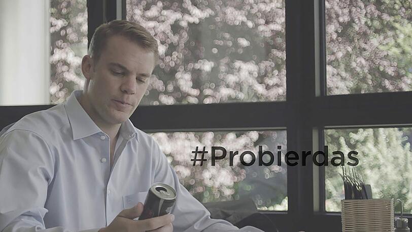 Manuel Neuer macht Werbung für Coca Cola. Manuel Neuer macht Werbung für Coca Cola.