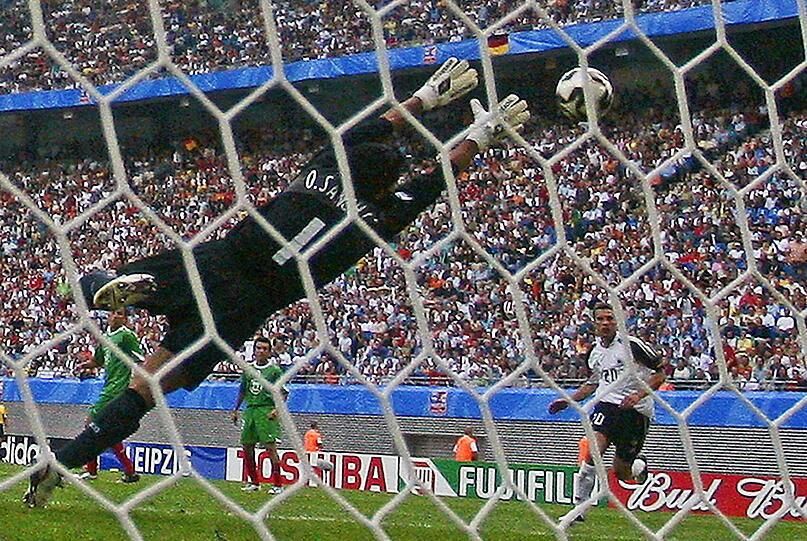 Tor 6, Juni 2005: Es ist nur eine Frage der Zeit, ehe Podolski das erste Traumtor im DFB-Dress gelingt. Beim Confed Cup gegen Mexiko (4:3) macht es peng! Hackenvorlage Bastian Schweinsteiger, Winkel-Knaller Podolski: Schweini und Poldi werden zum Traumpaar und prägen die Nationalelf mehr als ein Jahrzehnt lang.