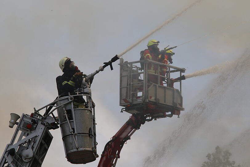 In Neumarkt-Sankt Veit ist am Sonntag ein Anwesen komplett ausgebrannt - die Bilder vom Einsatz.