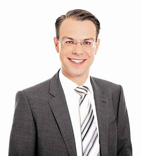 Der CSU-Kandidat im Bezirk Pasing ärgert sich über die Gestaltung der Tramhaltestelle am Pasinger Bahnhof.