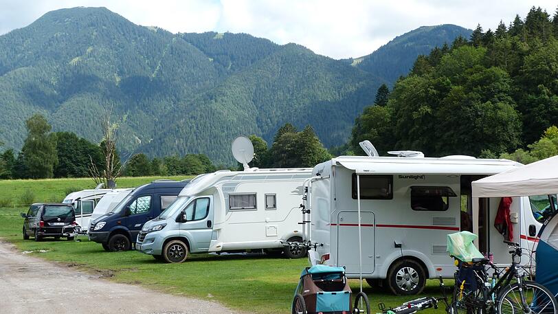 Gut gefüllt: Auf dem Campingplatz vor dem Wallberg in Rottach-Egern am Tegernsee stehen mehrere Wohnmobile.