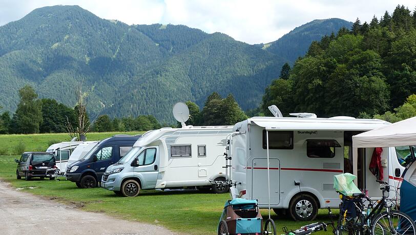 Gut gefüllt: Auf dem Campingplatz vor dem Wallberg in Rottach-Egern am Tegernsee stehen mehrere Wohnmobile. Gut gefüllt: Auf dem Campingplatz vor dem Wallberg in Rottach-Egern am Tegernsee stehen mehrere Wohnmobile.