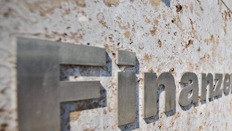 Bei "Cum-Ex" nutzten Investoren eine Gesetzeslücke, um den Staat um Milliardensummen zu prellen. Bei "Cum-Ex" nutzten Investoren eine Gesetzeslücke, um den Staat um Milliardensummen zu prellen.