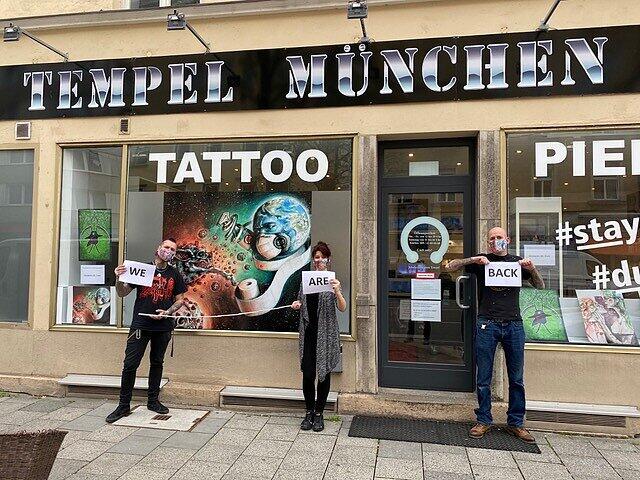 Stephan Rieger (r.) von "Tempel München" in Haidhausen: "Das Schlimmste für uns ist gar nicht einmal dieses Nicht-arbeiten-Können, das geht vielen in der Pandemie so. Wir wissen auch, dass wir nicht systemrelevant sind. Viele andere Betriebe, Büros, Fabriken und Dienstleistungen sind es aber auch nicht und die dürfen ganz normal oder zumindest wieder arbeiten, obwohl sie deutlich mehr Risikokontakte haben. Bayern hat als einziges Bundesland die Beschlüsse von der Konferenz letzte Woche nicht umgesetzt. Überall anders wird gearbeitet. Es sind diese Ungerechtigkeiten und diese Machtlosigkeit dagegen, die uns an den Rand der Verzweiflung bringen."