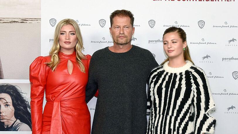 Luna (l.) und Emma Schweiger stehen mit Vater Til für "Manta, Manta 2" vor der Kamera.