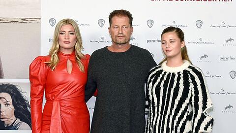 Luna (l.) und Emma Schweiger stehen mit Vater Til für "Manta, Manta 2" vor der Kamera.