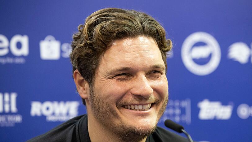 Dortmunds Trainer Edin Terzic spricht während einer Pressekonferenz.