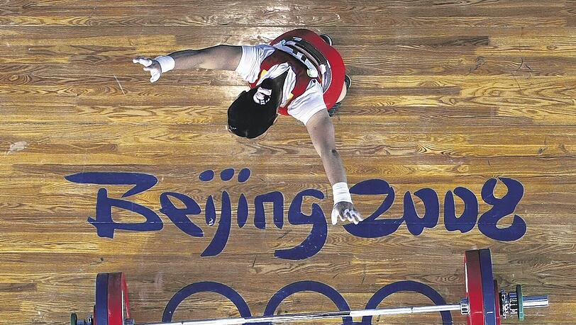Xenxia Chen, die erste Olympiasiegerin dieser Spiele, nach ihrem entscheidenden Heber. Xenxia Chen, die erste Olympiasiegerin dieser Spiele, nach ihrem entscheidenden Heber.