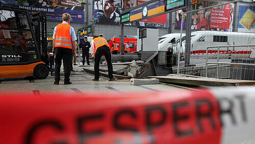 Nach dem Crash: Die Bundespolizei ermittelt am Hauptbahnhof. Nach dem Crash: Die Bundespolizei ermittelt am Hauptbahnhof.