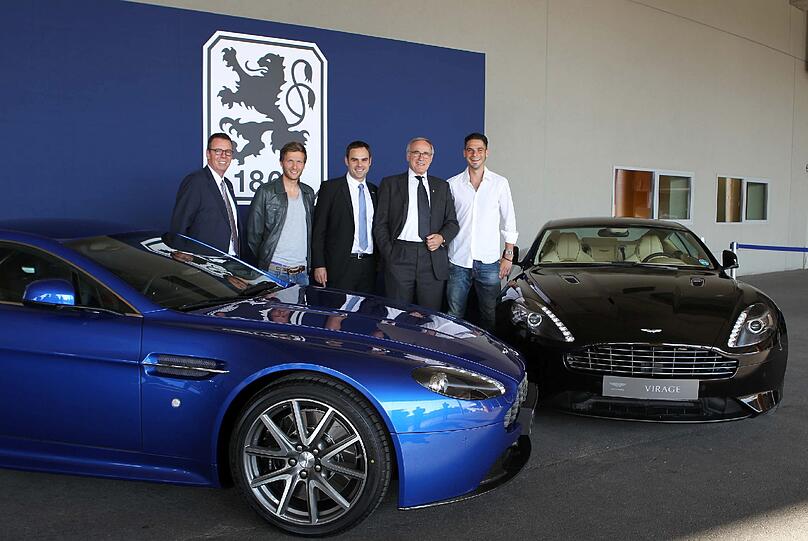 Gruppenbild mit Autos: Funktionäre, Chefs und Spieler mit Autos des neuen Sponsors.