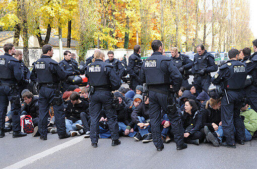 Etwa 20 Kundgebungsteilnehmer, über 1.000 Polizisten und insgesamt etwa 1.500 Gegendemonstranten: Das ist die Bilanz vom Münchner Demo-Samstag.