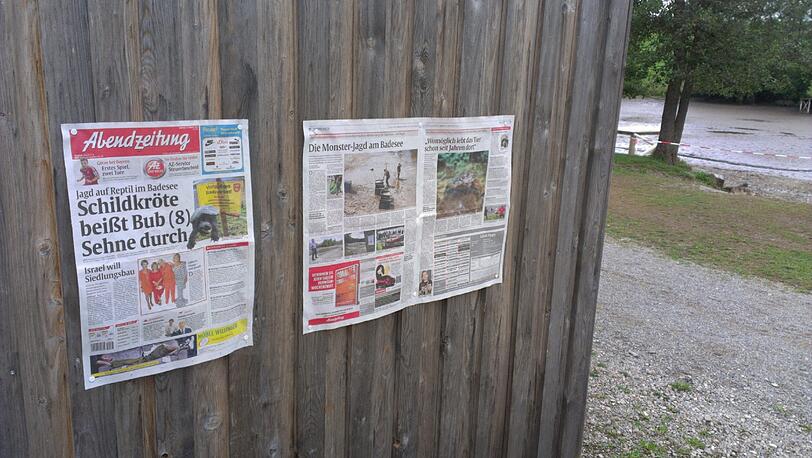Die AZ am Ort des Geschehens: Die Bewohner von Irsee nagelten die Titelseite der AZ-Ausgabe von Montag an eine Bretterwand.