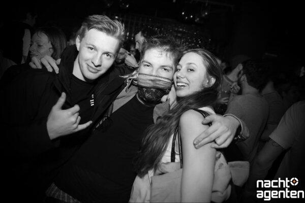 Die besten Party-Bilder vom Samstag. Hier im Crux.