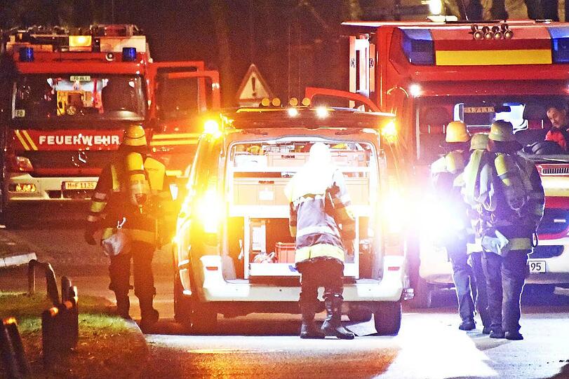 In einem neungeschossigen Wohnblock im Stadtteil Forstenried musste die Feuerwehr in der Nacht einen ausgedehnten Kellerbrand löschen. Ein Mann
erlitt eine Rauchgasvergiftung und wurde zur Behandlung in ein Krankenhaus gebracht.