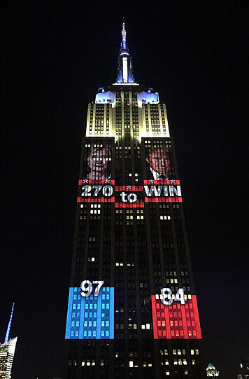 Wahl-Infos auf dem Empire State Building in New York.