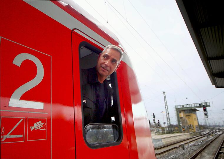 An Bahnhöfen ohne Abfertigung muss der Lokführer selber schauen.