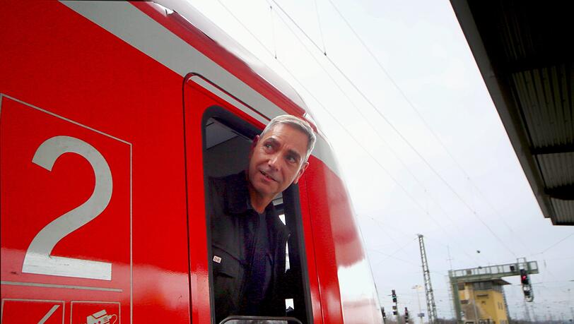 An Bahnhöfen ohne Abfertigung muss der Lokführer selber schauen. An Bahnhöfen ohne Abfertigung muss der Lokführer selber schauen.