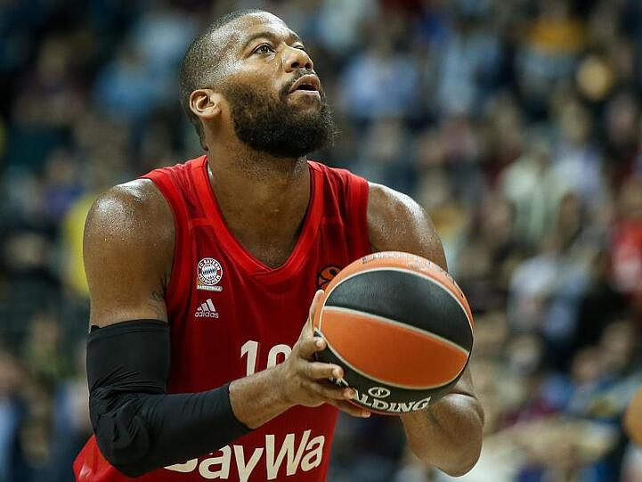 Greg Monroe vom FC Bayern München wirft den Ball auf den Korb. Foto: Andreas Gora/Archivbild