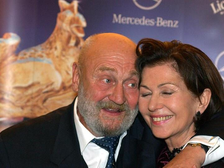 Rolf Hoppe freut sich mit seiner Kollegin Renate Blume im Berliner Friedrichstadtpalast über eine Goldene Henne (2005).