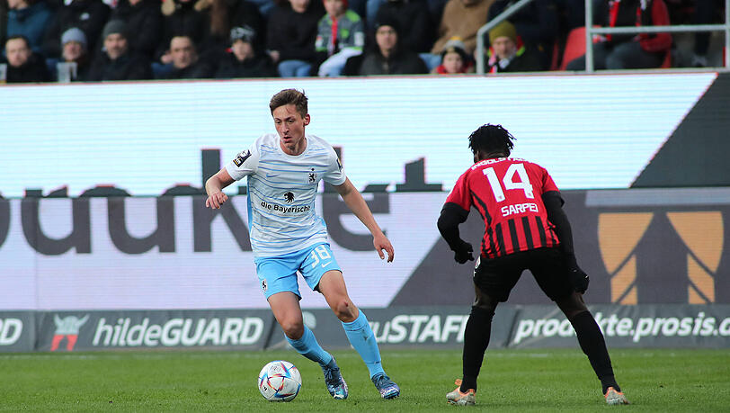 Umkreiste ein ums andere Mal die Spieler der Schanzer um Hans Nunoo Sarpei: Youngster Marius Wörl. Umkreiste ein ums andere Mal die Spieler der Schanzer um Hans Nunoo Sarpei: Youngster Marius Wörl.