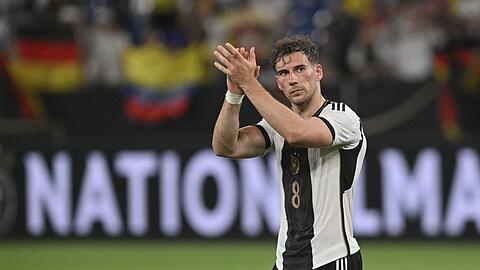 Deutschlands Leon Goretzka applaudiert.