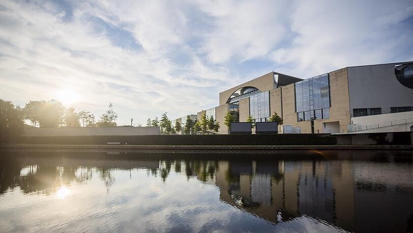 Das Bundeskanzleramt spiegelt sich am Morgen in der Spree. Geheizt wird hier mit Öl - aller Klimaschutzpolitik zum Trotz.