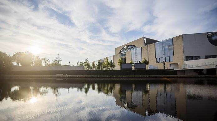 Das Bundeskanzleramt spiegelt sich am Morgen in der Spree. Geheizt wird hier mit Öl - aller Klimaschutzpolitik zum Trotz.