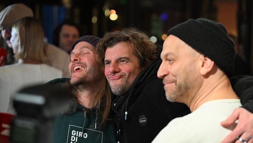 Die Band Sportfreunde Stiller, Peter Brugger, (l-r) Rüdiger „Rüde“ Linhof und Florian „Flo“ Weber stehen bei der Gala zur Verleihung der Best Brands Awards 2024.